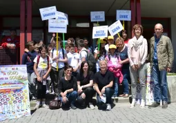 Le insegnanti Paola Eandi, Antonella Simondi, Nadia Torino,  Egle Gagliardi, con gli assessori comunali Ezio Donadio e Carla Eandi all'arrivio dei cori in gara oggi 